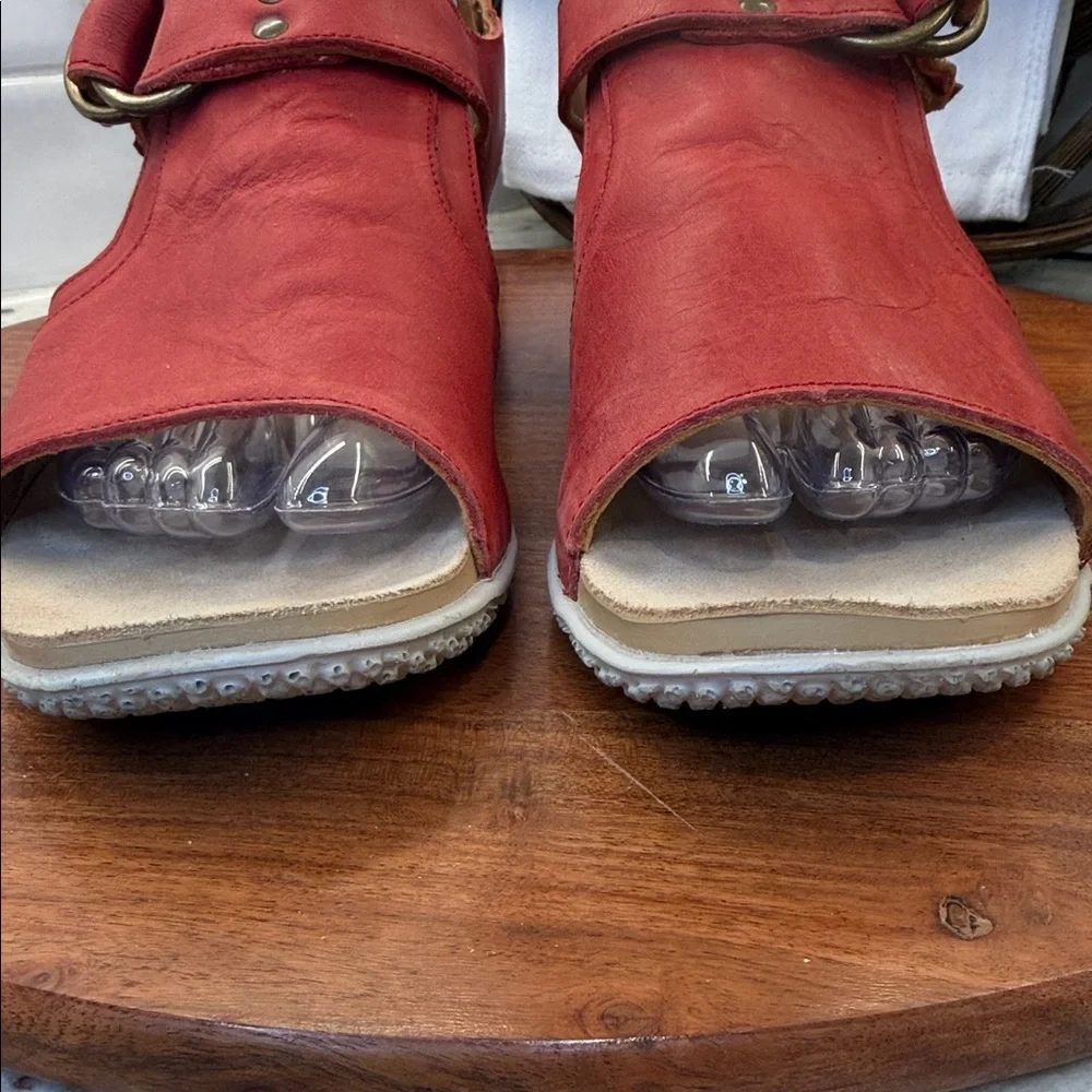 Quoddy W Ring Red Leather Women's Sandals
